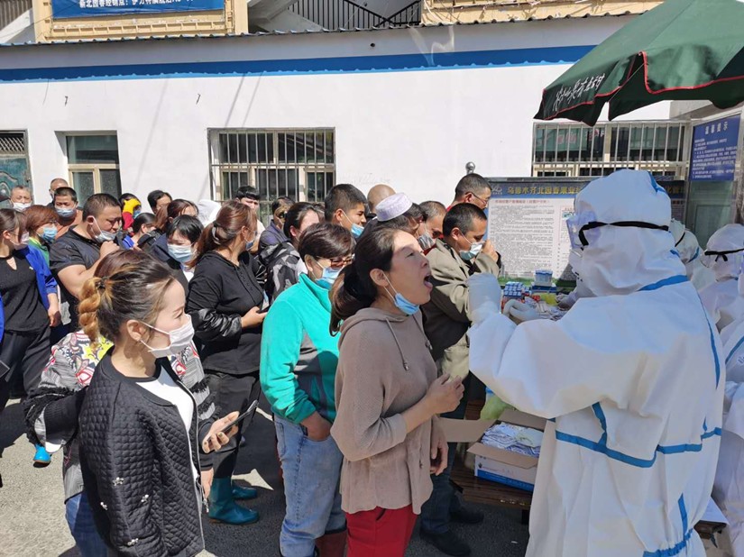 圖為：自治區(qū)疾控中心經營商戶進行核酸檢測采樣現場_副本.jpg
